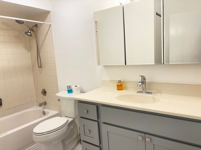 Building Photo - 1104 Castilian Ct