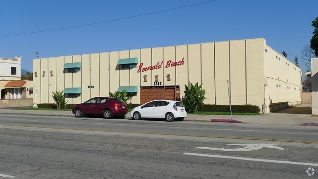 Building Photo - Emerald Apartments