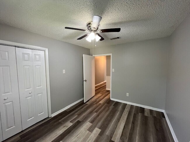 Building Photo - 16 Eastwood Dr