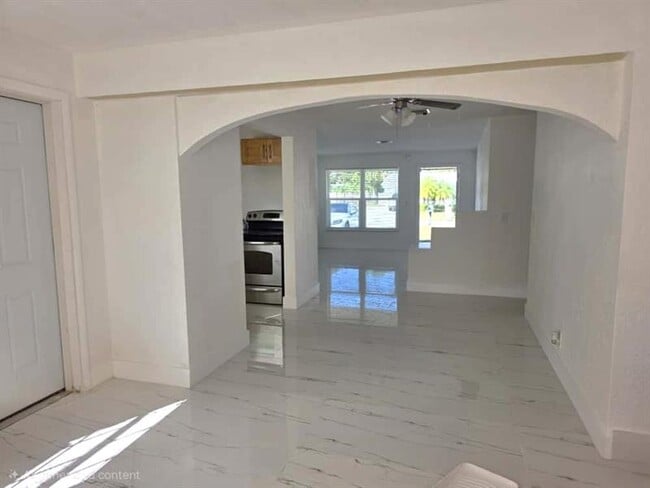 Building Photo - 364 NW 2nd Ct