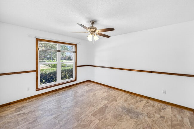 Building Photo - 1140 Troon Dr E