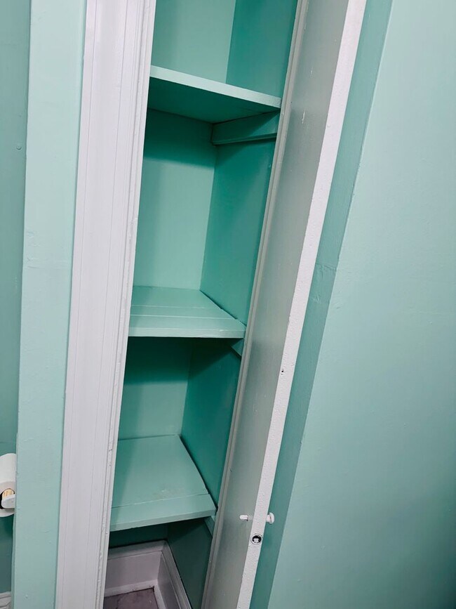 Building Photo - Central AVL - 1/1 Updated Apartment Ready Now!