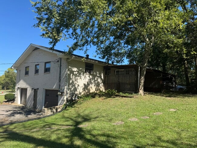 Building Photo - 9019 Meadowlawn Dr