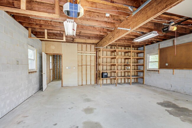 Building Photo - 5 Bed / 3 Bath / deep lot/ 2 driveways and...