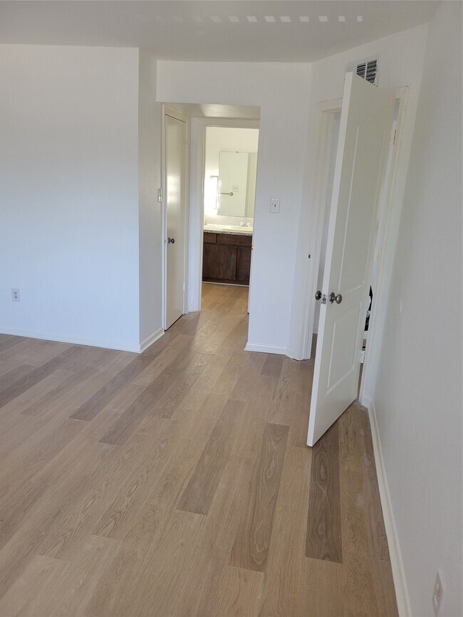 Building Photo - 8425 Hearth Dr