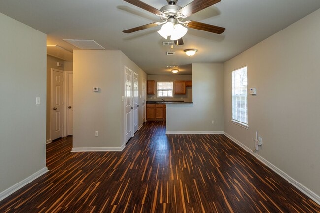 Building Photo - 2 bed, 1 bath in great location - move in ready!