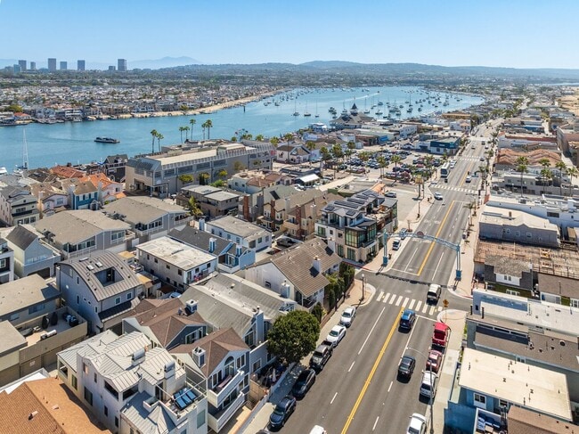 Building Photo - 9-MONTH FURNISHED WINTER RENTAL MID SEPT 2026 THROUGH MID JUNE 2027 **3-car parking**