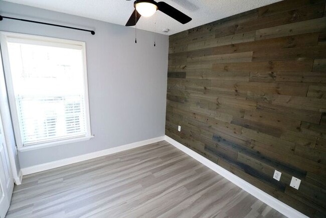 Building Photo - Newly renovated first floor condo! 2 bedrooms