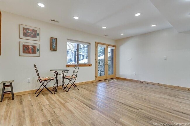 Building Photo - 430 Parkview Dr