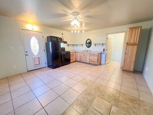Building Photo - STUDIO APARTMENT/ CAMP VERDE