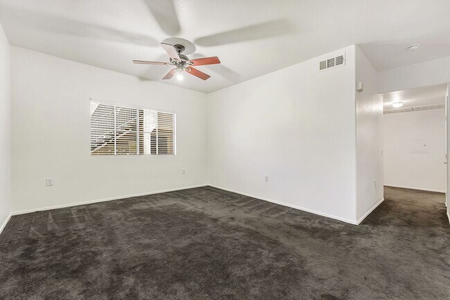 Building Photo - Spacious single-level, first-floor unit featuring 3 bedrooms and 2 bathrooms.