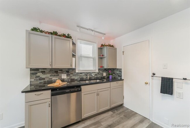Building Photo - 305 E Granet Ave