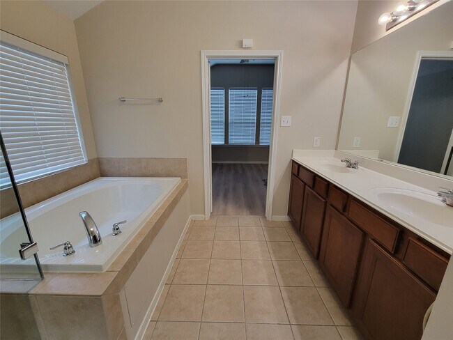 Building Photo - 15126 Summer Sunset Dr