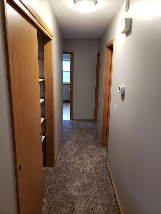 Building Photo - 3 Bed 2 Bath Spacious home!