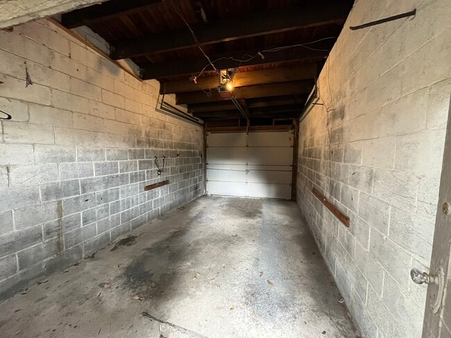 Building Photo - 237 E Walnut St