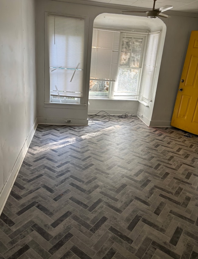 Building Photo - 4 bed 1 bath