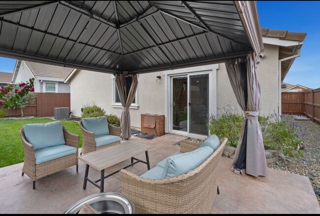 Building Photo - **Welcome Home to Your Dream Residence in Roseville!**