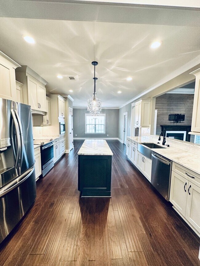 Building Photo - Luxury Living in Live Oak Preserve