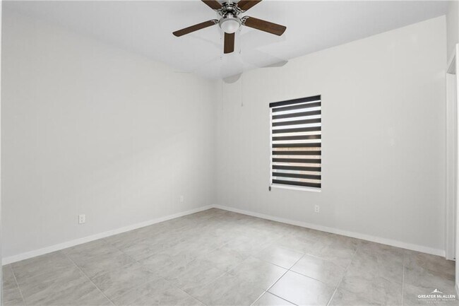 Building Photo - 402 N Alexandrite Ave