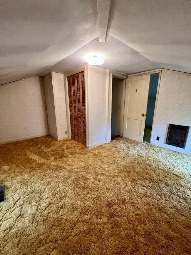 Building Photo - Charming 3-Bed, 2-Bath Spacious Home in Ch...