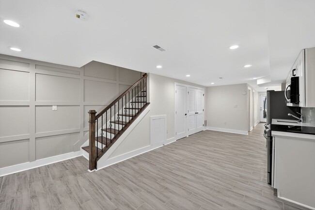 Building Photo - Available Now! 3 Bed 3.5 Bed in Brightwood...