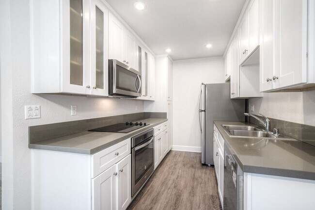 Building Photo - 1 Bedroom, 1 Bathroom Condo in the Villa La Jolla Community