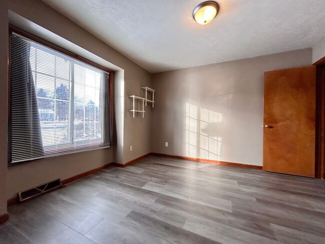 Building Photo - Four Bedroom Duplex in Kentwood - $400 OFF your 1st Month, Move-in by 2/15/26