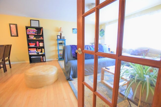 Building Photo - Bright 4 Bedroom Walking to IC