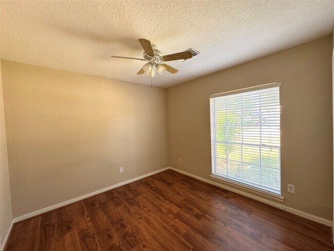 Building Photo - 7210 Greenwood Point Dr