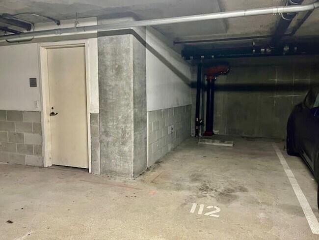 Building Photo - Rare luxury downtown condo w/parking, pool, hot tub and roof deck w/Bay Bridge Views!