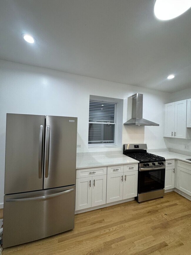 Building Photo - 1336 W Barry Ave