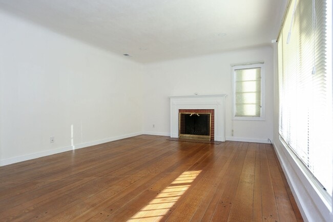 Building Photo - Remodeled 3bed 2 bath Single Family home