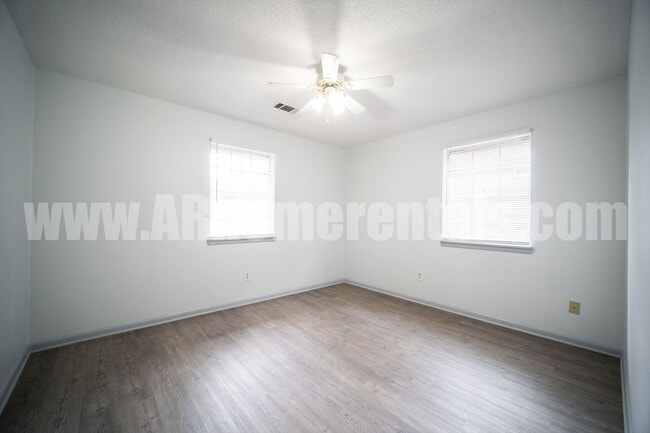 Building Photo - 8209 Woodview Dr E
