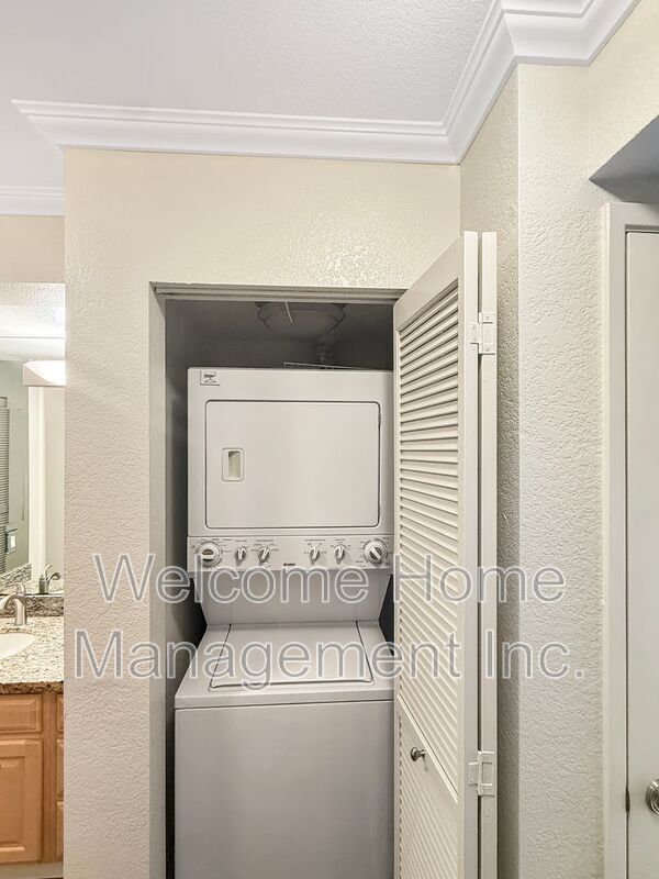 Building Photo - 2550 Oak Rd