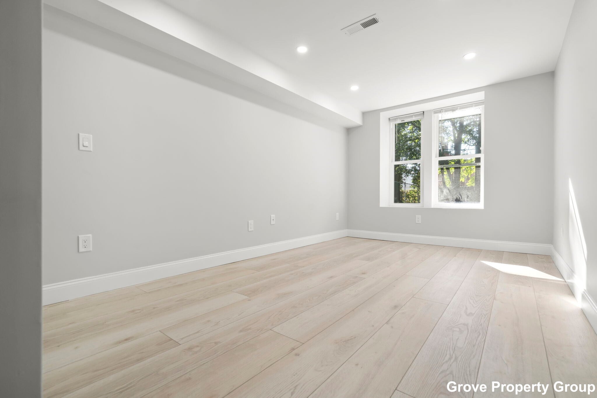 Building Photo - 531 E 5th St