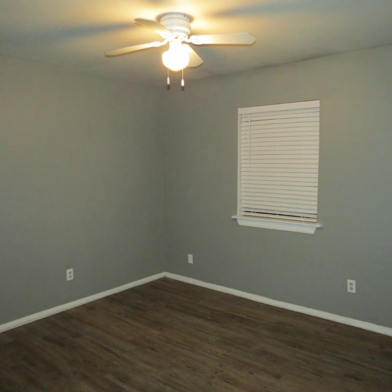 Building Photo - 2703 Poplar Cir