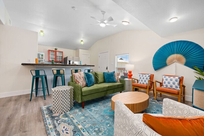 Building Photo - 602 N Palimino Dr