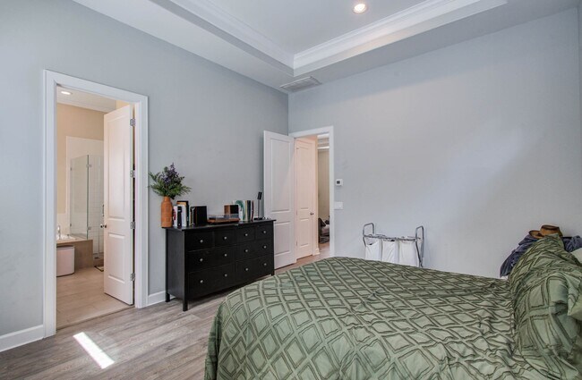 Building Photo - 2115 Naomi St