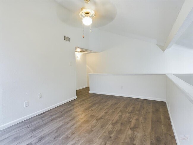 Building Photo - 2124 Burton Dr