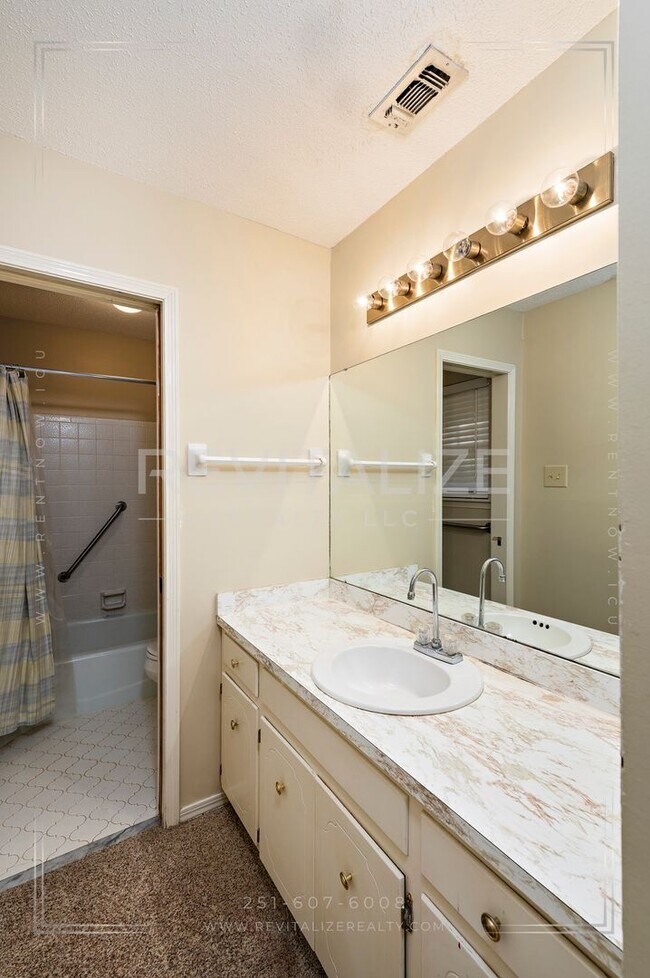 Building Photo - Charming 3 Bed 2 Ba Home Close to Saraland