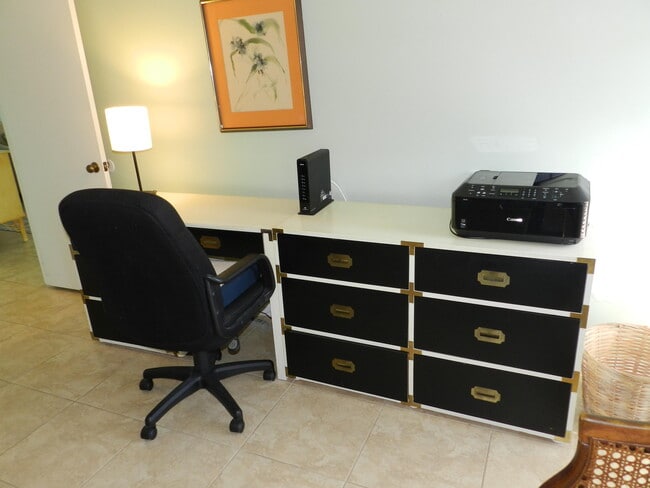 Building Photo - 6 W Greenway Dr