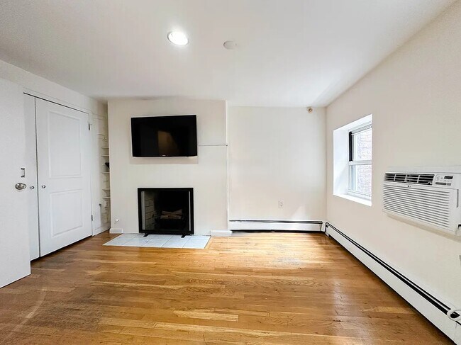 Building Photo - 34 E 20th St