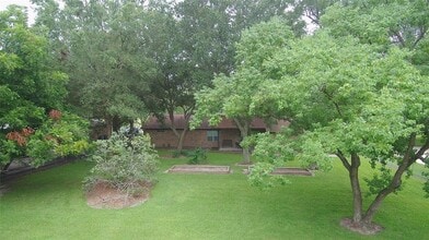 Building Photo - 1410 E Houston St