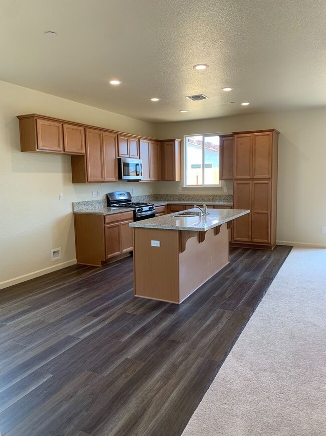 Building Photo - Spacious & Stylish 3 Bed, 2 Bath Home  Des...