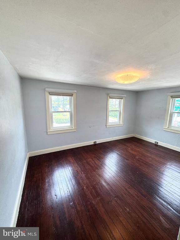 Building Photo - 150 E Hartwell Ln