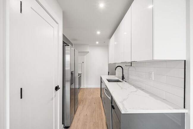 Building Photo - Fairmount/Brewery town gorgeous luxury apartment home, oversized rooms