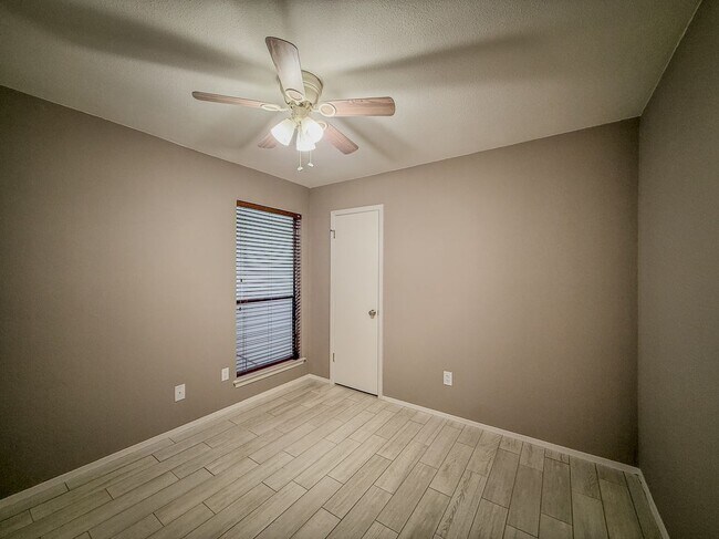 Building Photo - 3839 Dry Creek Dr