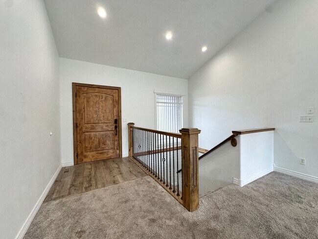 Building Photo - Stunning 6 Bed / 3 Bath | Great Location | Expansive Living Space