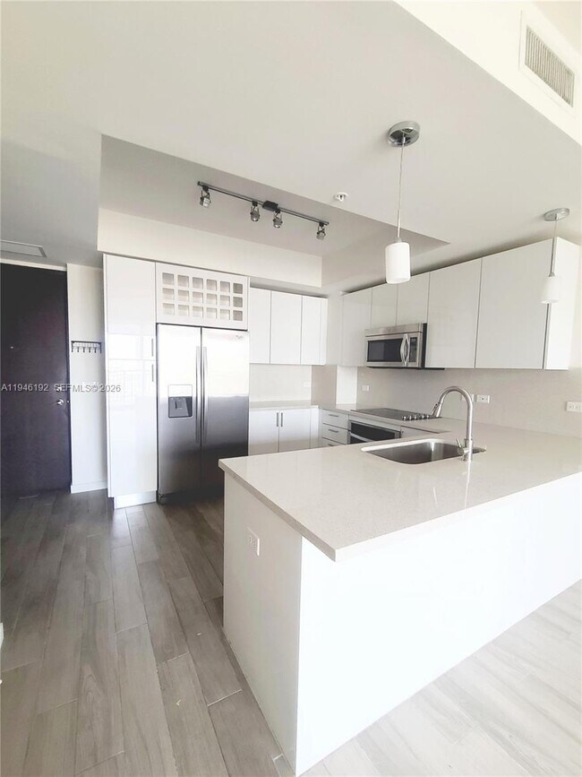 Building Photo - 999 SW 1st Ave