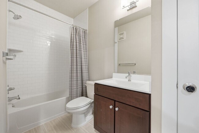 Building Photo - Georgia Row Townhome | 2 Bed | 2.5 Bath | 1,400 Sf | Juliet Balcony | 1 Assigned Parking Space